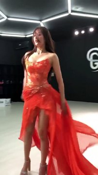 Khánh Vân tập luyện cùng chiếc váy Hừng đông