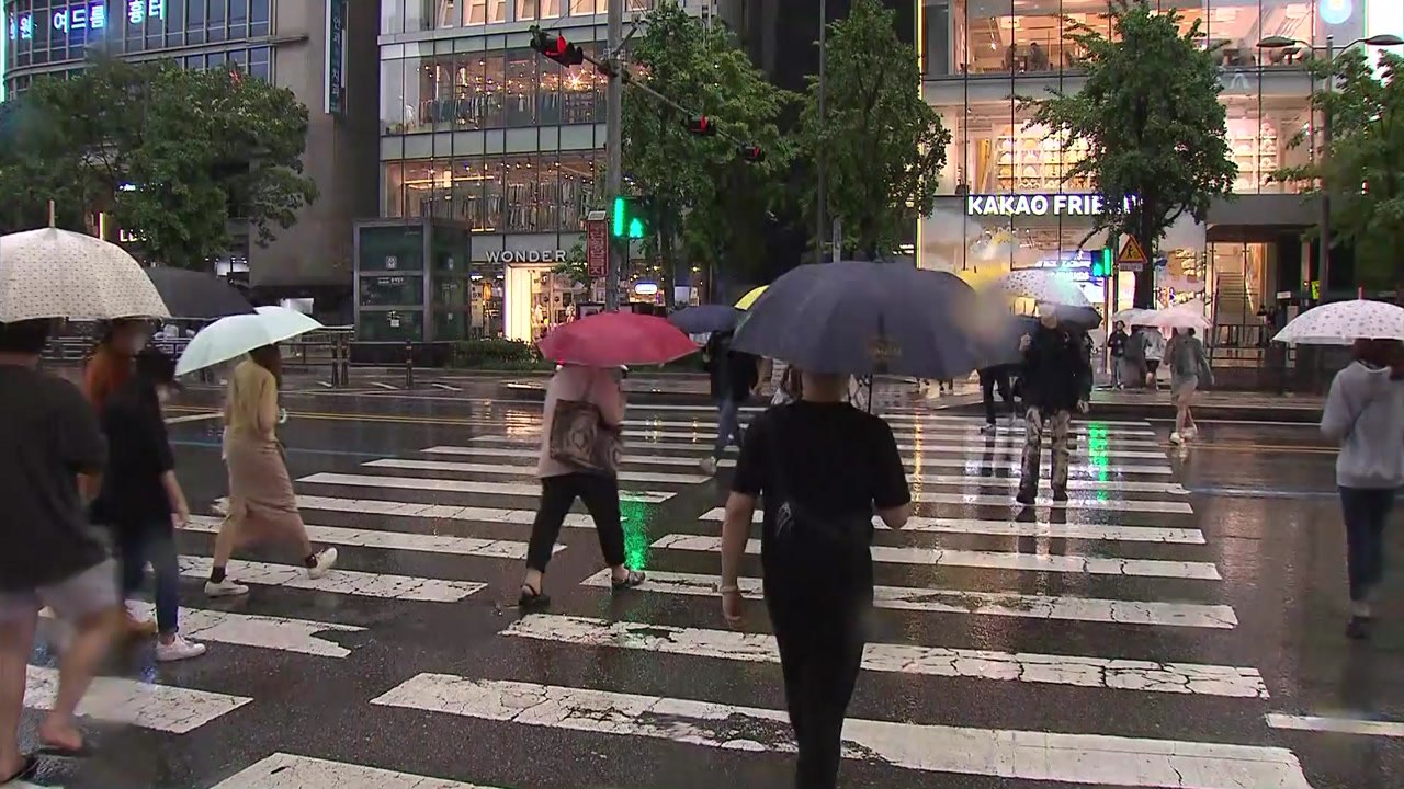 [날씨] 휴일 전국 비 내리며 선선...낮 동안 곳곳 강한 비 / YTN
