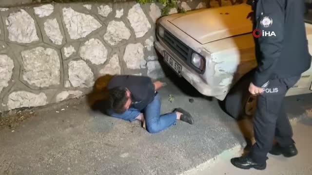 Kısıtlamada boş yolda duvara çarpan alkollü sürücü, polislere zor anlar yaşattı