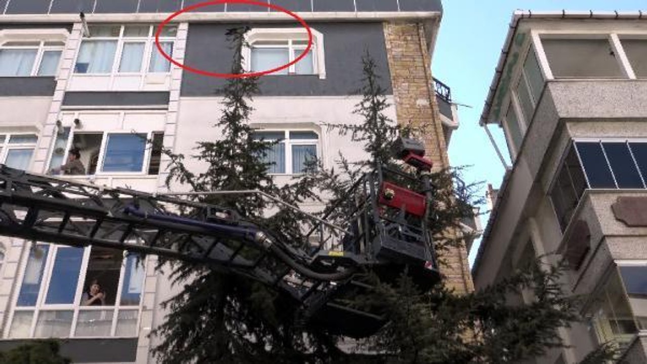 İTFAİYENİN KUŞ MESAİSİ; MAHSUR KALAN KARGA VE GÜVERCİNİ KURTARIP, YAVRU SAKSAĞANI YUVALANDIRDILAR