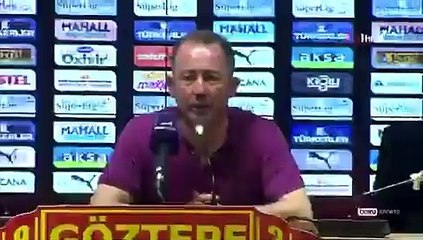 Beşiktaşlı futbolcular, Sergen Yalçın konuşurken basın toplantısını bastı