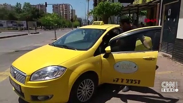 Hastaneye gitmek için bindiği takside doğum yaptı