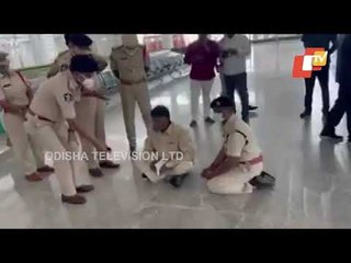 Télécharger la video: TDP Chief Chandrababu Naidu Stages Protest At Tirupati Airport