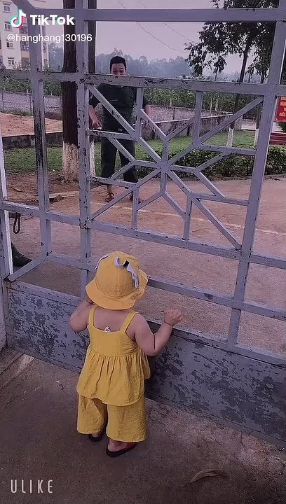 Con lên thăm bố nhưng không được vào, đành đứng hôn bố ngoài cánh cổng