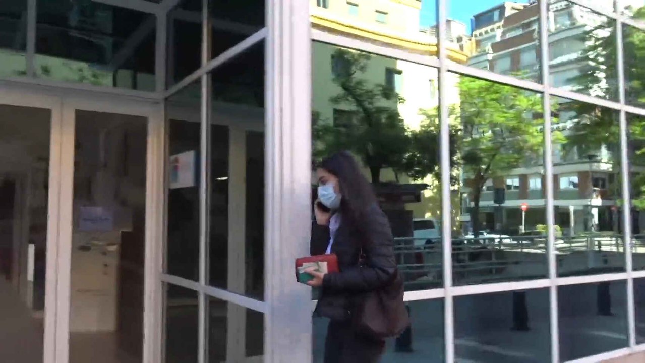 Bárbara Mirjan apoya a Cayetano Martínez de Irujo en el hospital