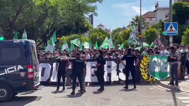 Recibimiento de la afición del Betis durante la previa del Betis-Huesca