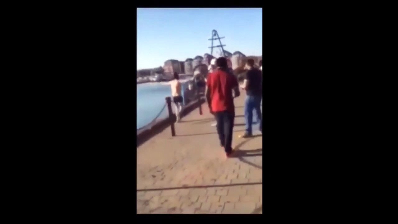 Il tente un plongeon dans un port mais se prend la gamelle de sa vie