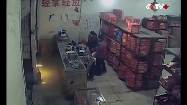 Un homme ivre met le feu à une boutique de feux d'artifices. 14 juillet en avance