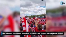 Más de 5.000 aficionados recibieron al autobús del Atlético a su llegada al Wanda
