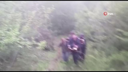 Son dakika haber! Donmak üzere iken jandarmanın bulduğu kadın, sırtta taşınarak ormandan çıkartıldı