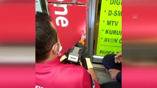 KIRIKKALE - Reklam tabelasının içerisinde mahsur kalan kedi yavrusunu itfaiye kurtardı