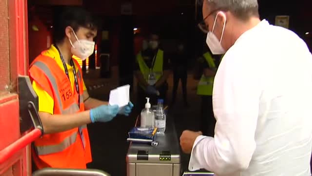 Así ha sido la vuelta de los aficionados a los estadios de fútbol en Valencia