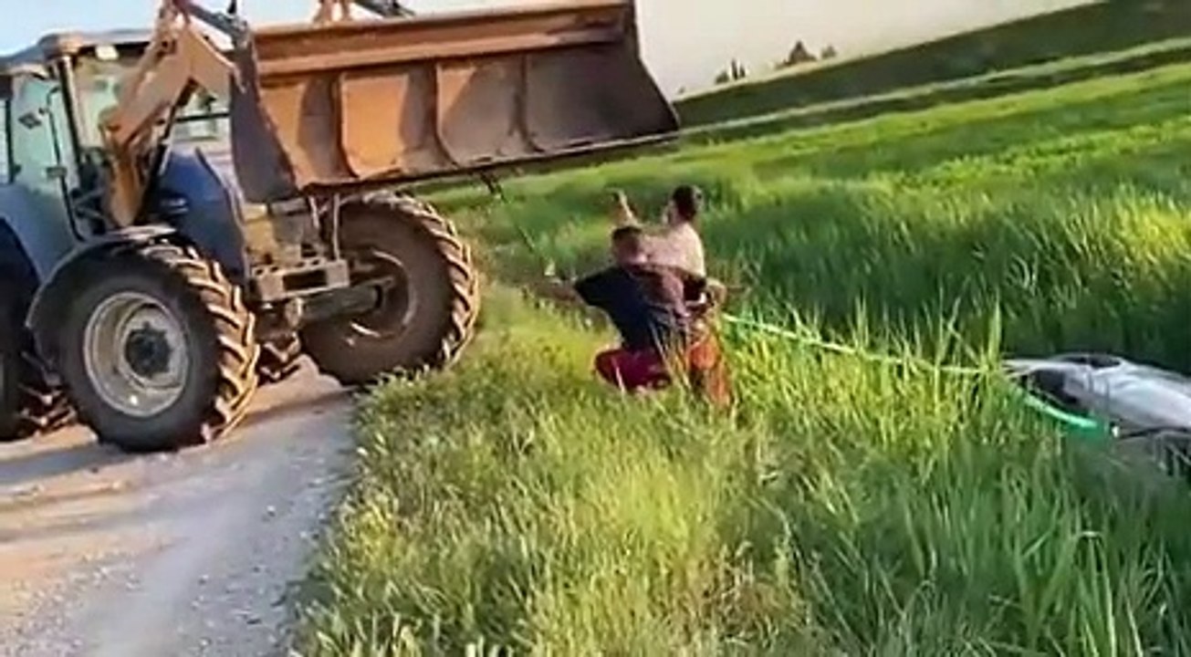 Gros fail en sortant une voiture d'un fossé avec un tracteur