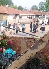 Silahlar ateşlendi, mahalleli kaçacak yer aradı