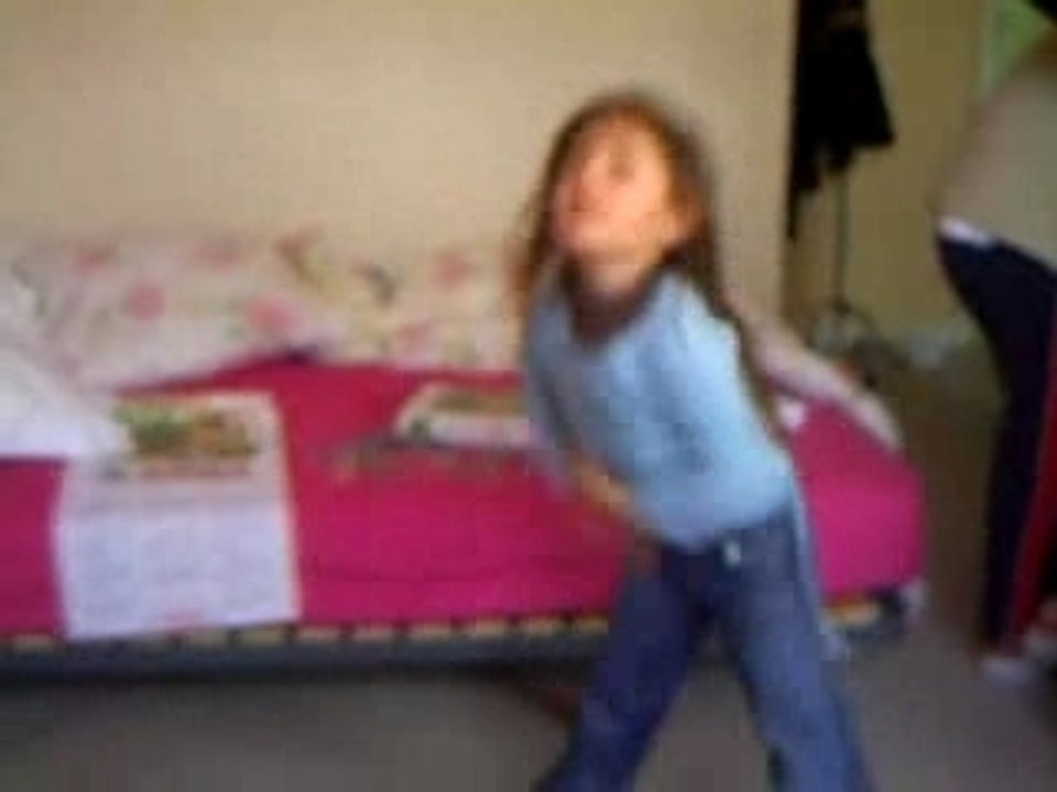 Ma petite soeur qui dance la tectonik lol