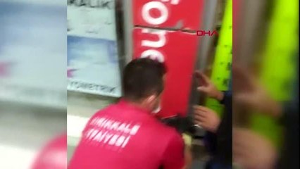 Reklam tabelasında mahsur kalan yavru kediyi itfaiye kurtardı