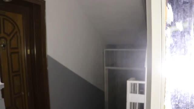Apartmanda çıkan yangında 1 kişi dumandan etkilendi