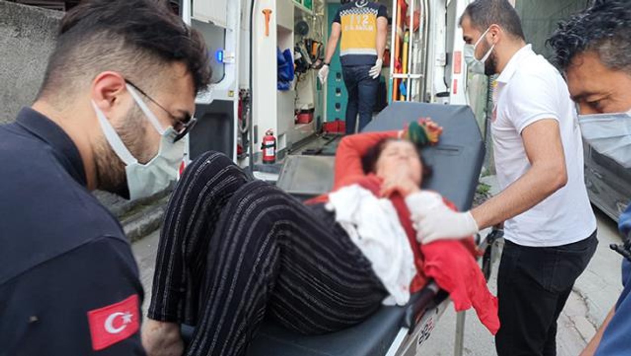 Tartıştığı oğlu ekmek bıçağıyla saldırdı! Can havliyle komşularına sığındı