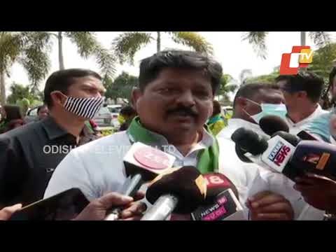 BJP MLAs Sit In Protest Outside Naveen Niwas, BJD MLAs Request Them For Discussion