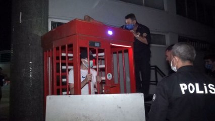 Tuvaletin turnikeli kapısına sıkıştı, iki saat mahsur kaldı