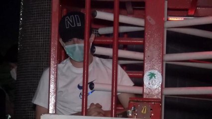 Tuvaletin turnikeli kapısına sıkıştı, 2 saat mahsur kaldı