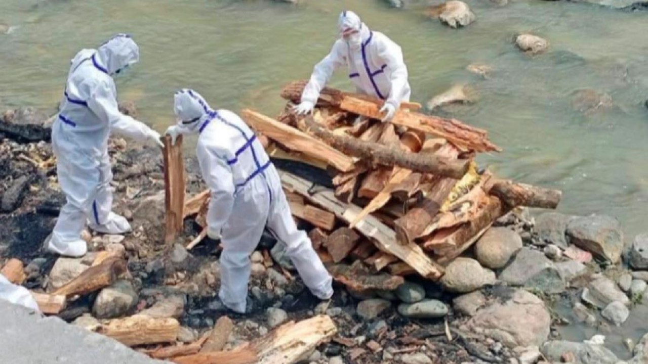 India's daily covid cases fall below 3 Lakh, Watch updates