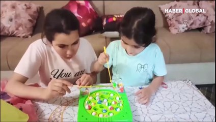 Çocuklarını bomba seslerinden koruyarak tanınan Gazzeli baba hayatını kaybetti