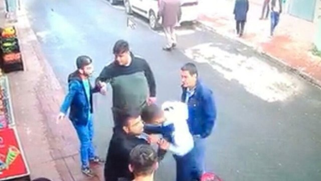 Kendisine kafa atan şahsa kurşun yağdırdı