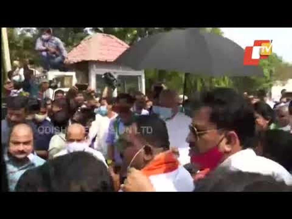 CM Naveen Comes Out From Naveen Niwas To Meet Protesting BJP MLAs