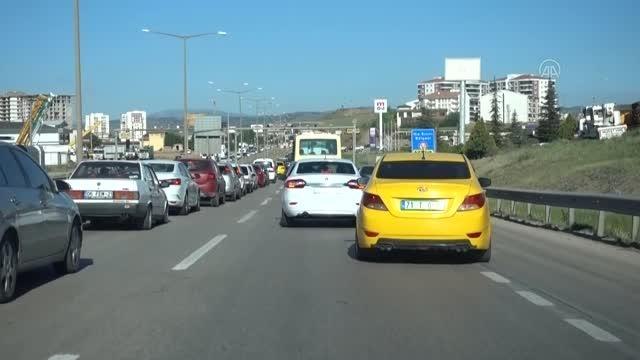 KIRIKKALE - Kilit kavşak Kırıkkale'de tam kapanma döneminin sona ermesiyle trafik yoğunluğu başladı