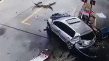 Son dakika: ARNAVUTKÖY'DE OTOMOBİLİN AKARYAKIT İSTASYONUNA GİRDİĞİ KAZA ANLARI KAMERADA