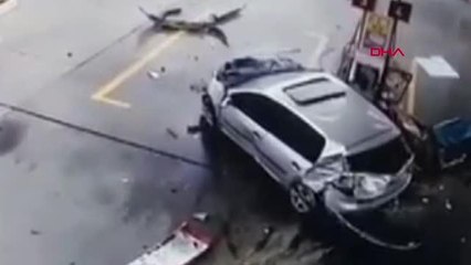 Son dakika: ARNAVUTKÖY'DE OTOMOBİLİN AKARYAKIT İSTASYONUNA GİRDİĞİ KAZA ANLARI KAMERADA