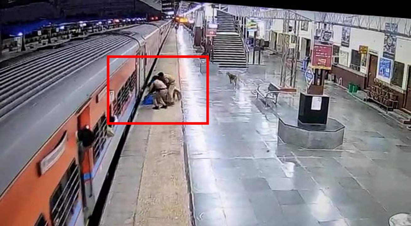 दौसा रेलवे स्टेशन पर प्लेटफार्म व ट्रेन के बीच फंसी महिला, आरपीएफ के जवानों ने बचाया, देखें वीडियो