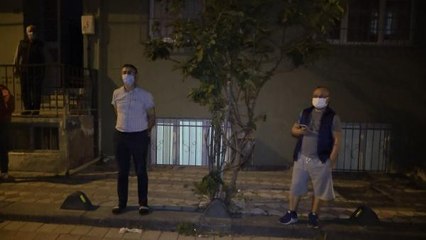 Son dakika haberi: SULTANGAZİ'DE PANİĞE NEDEN OLAN ARILARI POLİS MEMURU KOVANA ALDI