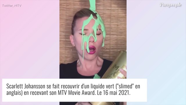 Scarlett Johansson piégée par son mari Colin Jost, il l'asperge en plein discours