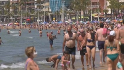 El primer fin de semana sin estado de alarma deja carreteras y playas llenas, y botellones, también