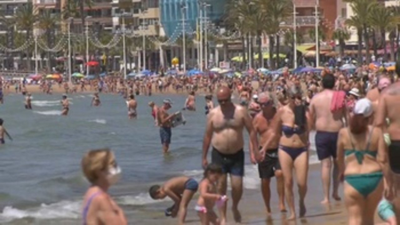 El primer fin de semana sin estado de alarma deja carreteras y playas llenas, y botellones, también