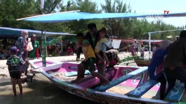 Libur Lebaran Pantai Nambangan Diserbu Warga