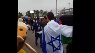 شاهد ما قام به جزائري مع مشجع يرفع علم إسرائيل