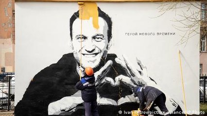 Russia moves to brand critics as 'extremists'