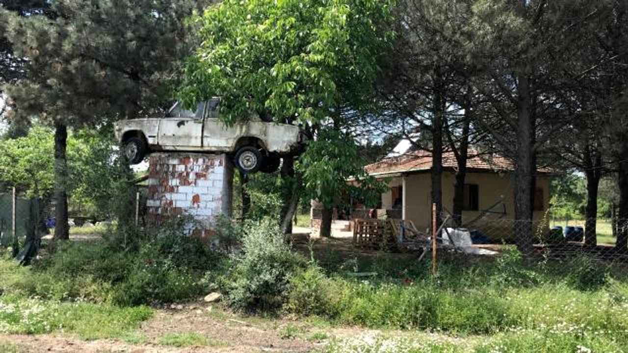 Satmaya kıyamadığı ilk arabasını 30 yıldır bahç...
