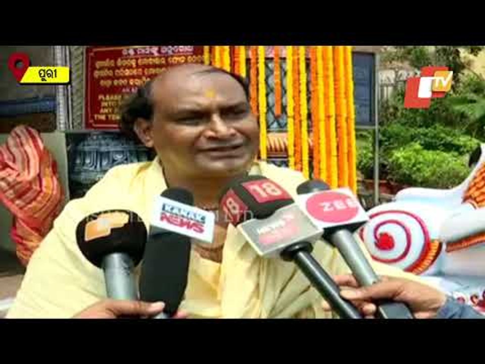 President Kovind Presents A Cheque Of Rs 1 Lakh To Srimandir Temple Administration