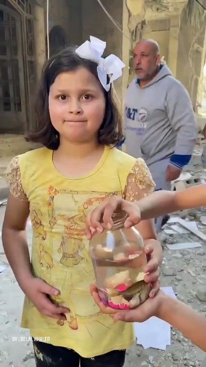 طفل فلسطيني ينقذ سمكته بعد قصف منزله: لحظة إنسانية سجلتها الكاميرا