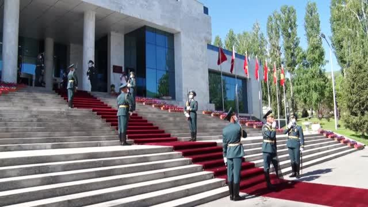 Türkiye'nin Bişkek Büyükelçisi Doğan, Kırgızistan Cumhurbaşkanı Caparov'a güven mektubunu sundu