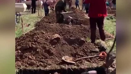 Rusya'da 'hızlı mezar kazma' yarışmasına tepki yağdı