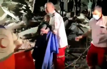 Download Video: إنقاذ طفل من تحت أنقاض منزل قصفه الجيش الإسرائيلي في غزة