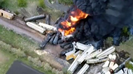 美 화물열차 탈선으로 화재...인화 물질 실려 인근 주민 대피 / YTN