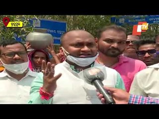 Descargar video: Congress Members Take To Streets In Berhampur Protesting Water Crisis