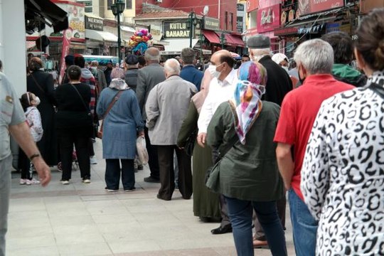 Yasağın kalktığı ilk günde yine aynı görüntüler! Borçlarını ödemek isteyenler uzun kuyruklar oluşturdu