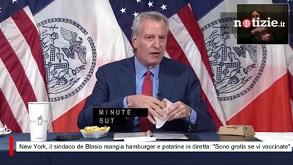 New York, sindaco de Blasio mangia hamburger e patatine in diretta: "Sono gratis se vi vaccinate"